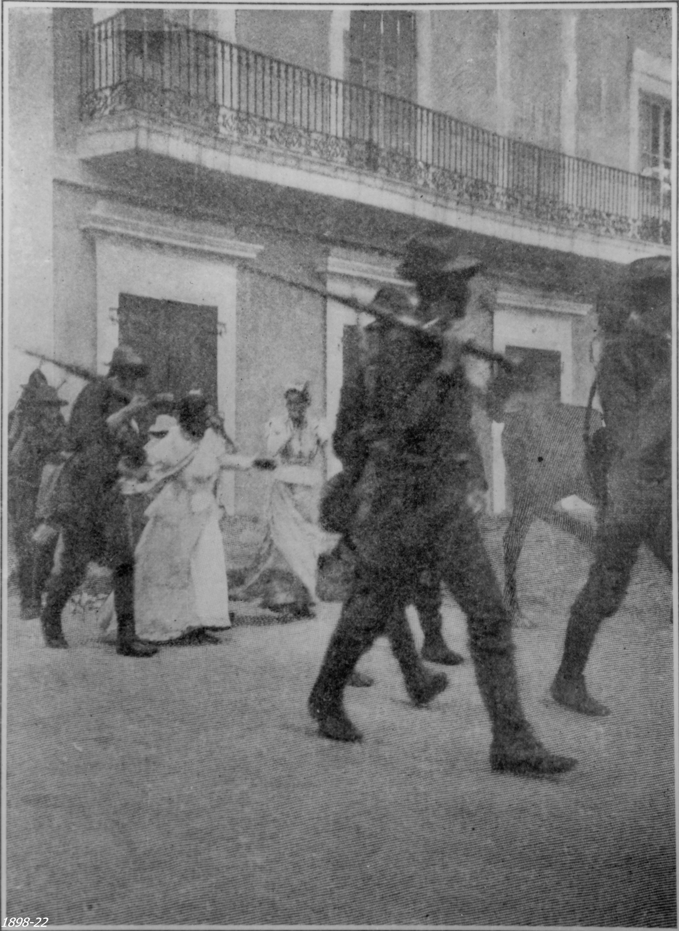 Mujeres coameñas y soldados estadounidenses frente a la casa de Cleotilde Santiago en 1898